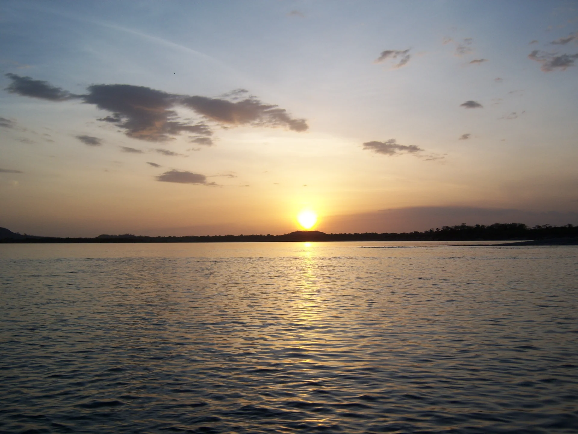 Sun setting over the Río Bita at La Pedregoza
