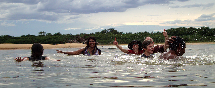 Natación en el Río Bita